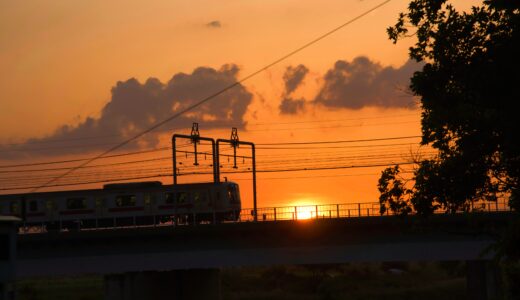 [河川敷と電車]多摩川の夕焼けと電車